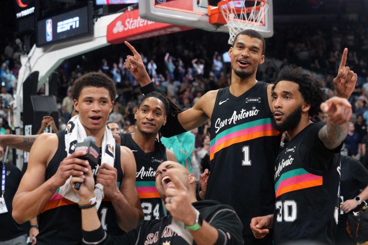 世界杯客户端更新下载-霍里:马刺有8人场均得分上双 他们在打团队篮球